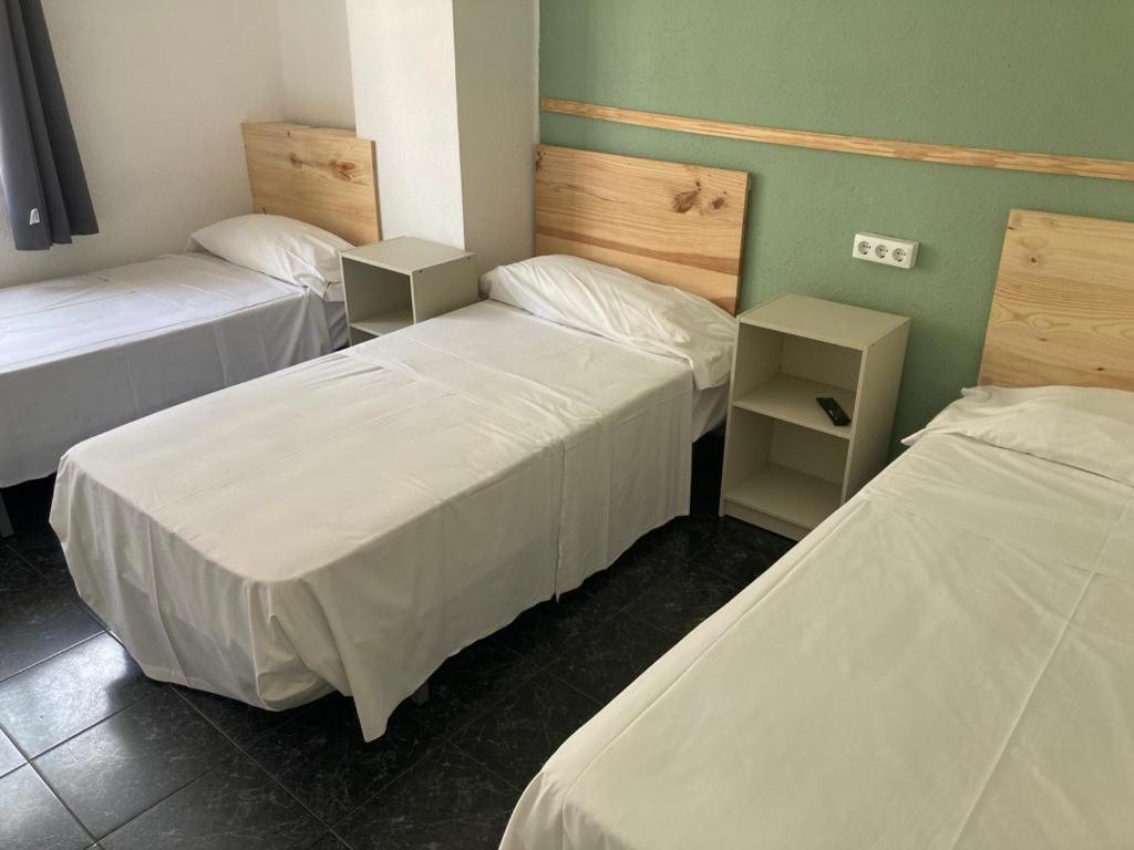Malvarrosa Beach Rooms Valencia Bagian luar foto