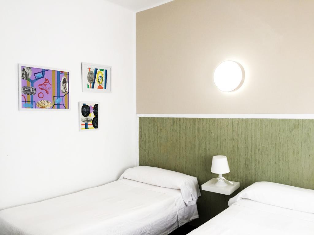 Malvarrosa Beach Rooms Valencia Bagian luar foto