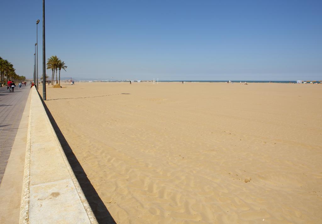 Malvarrosa Beach Rooms Valencia Bagian luar foto