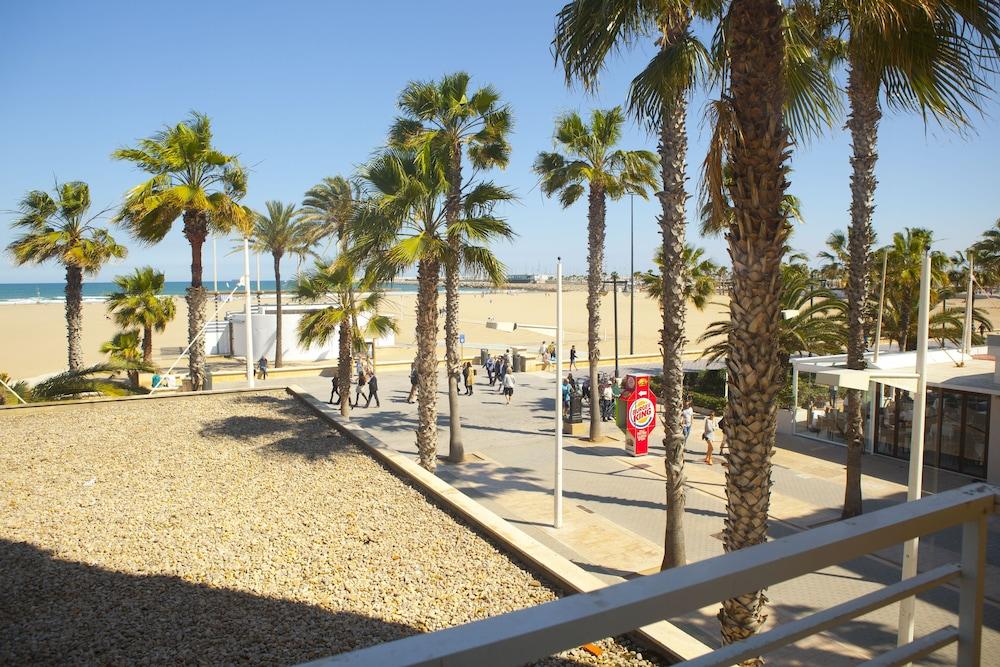 Malvarrosa Beach Rooms Valencia Bagian luar foto