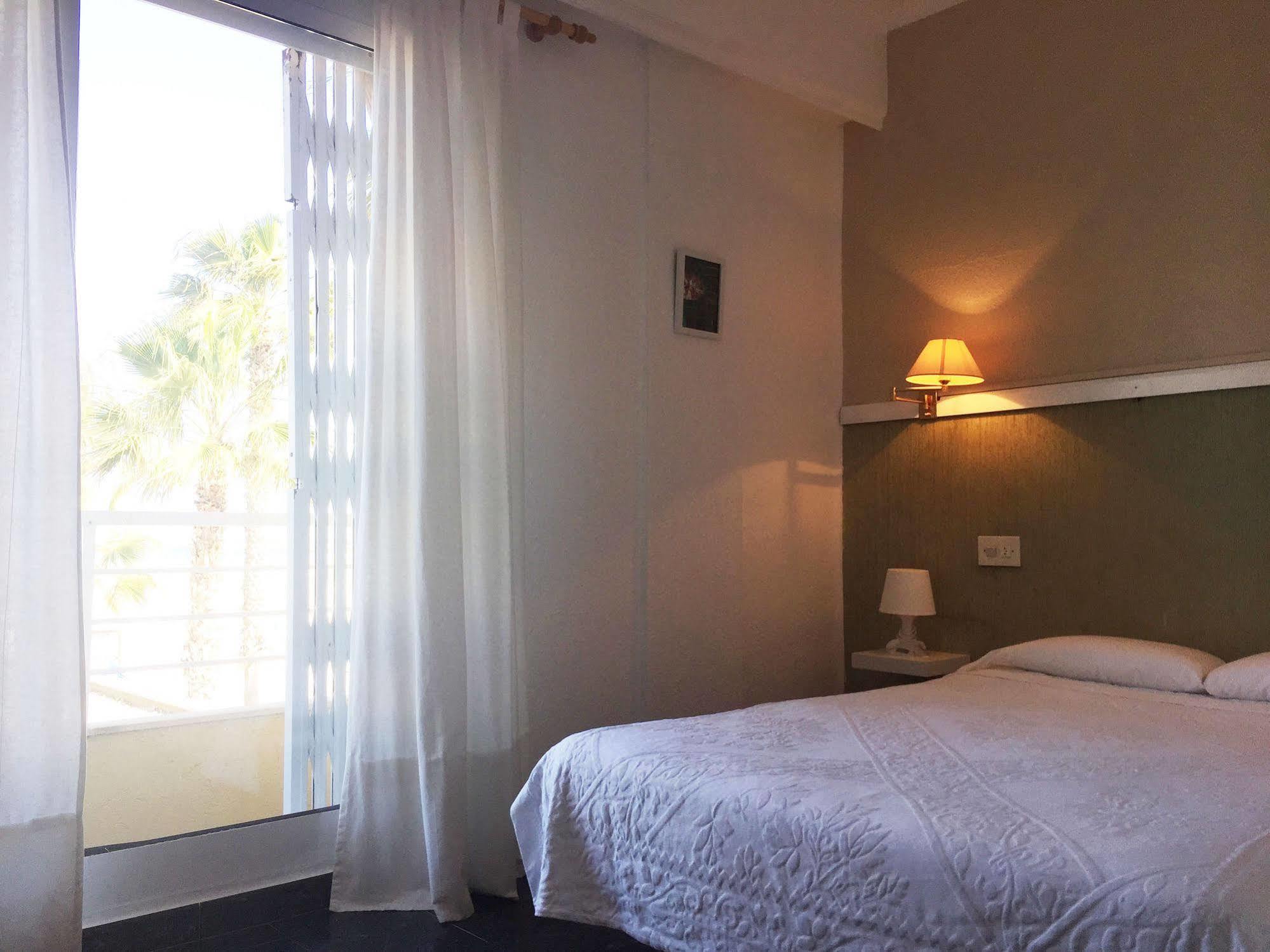 Malvarrosa Beach Rooms Valencia Bagian luar foto